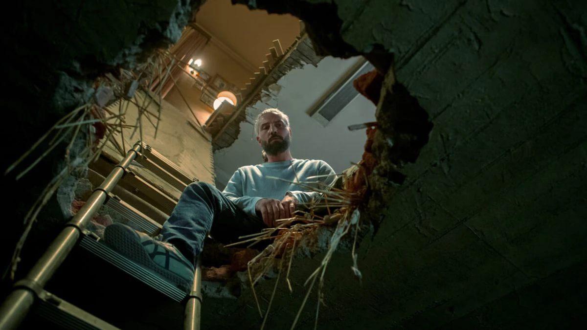 Cărămidă foto actor principal privește prin gaură