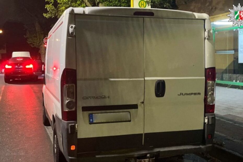 Poliția din Germania a găsit un român dormind în dubă Fotografia: Vehiculul în care a fost găsit românul