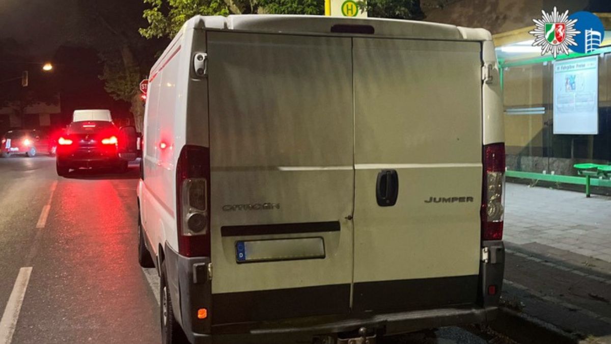 Poliția din Germania a găsit un român dormind în dubă Fotografia: Vehiculul în care a fost găsit românul