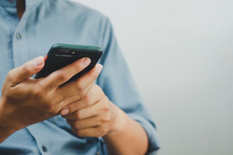 RTT – o nouă funcție pe telefoanele mobile Foto: Un bărbat scrie mesaj la un telefon mobil