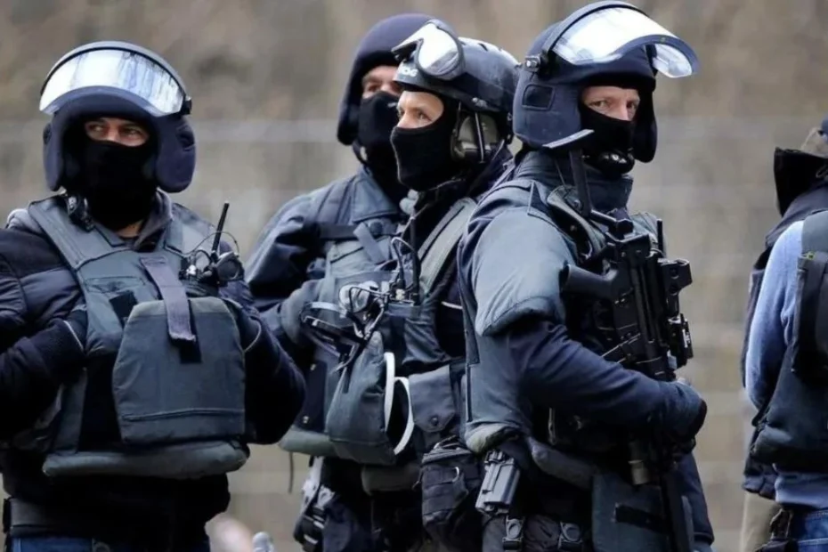 Belgia suspendă acordul Schengen. În imagine, un grup de polițiști înarmați