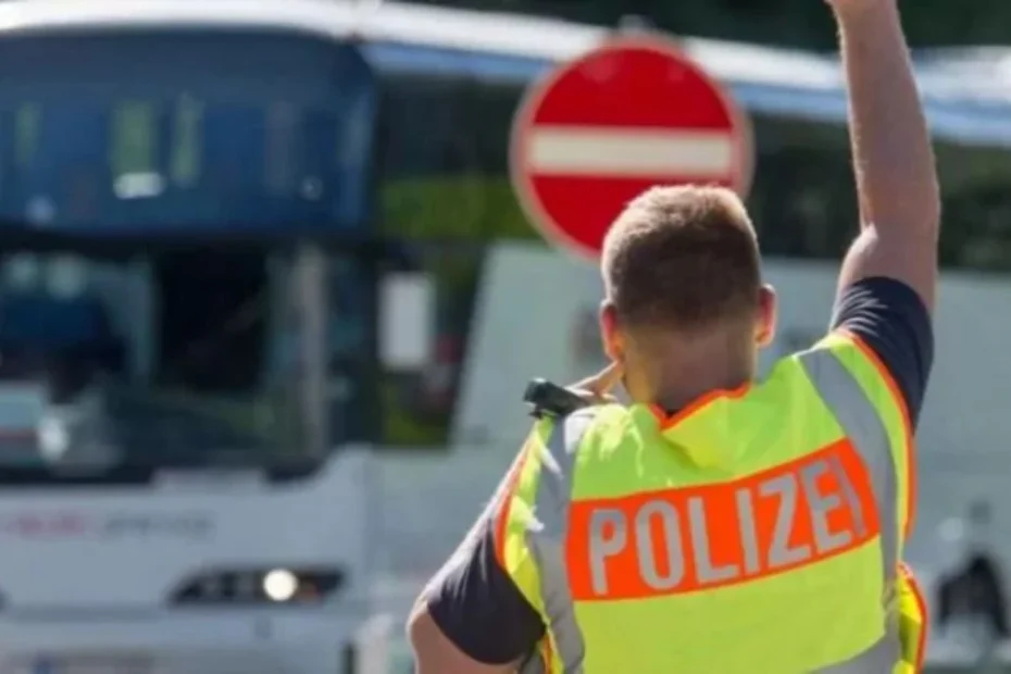 Intrarea în Germania august 2026. În foto: polițist german care oprește un vehicul