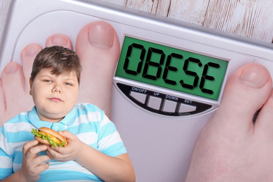 Băiat mănâncă fast-food, cântar cu mesajul obez