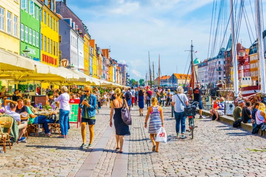 Cel mai fericit oraș din Europa caută angajați. În imagine, oameni plimbându-se prin centrul orașului Copenhaga.