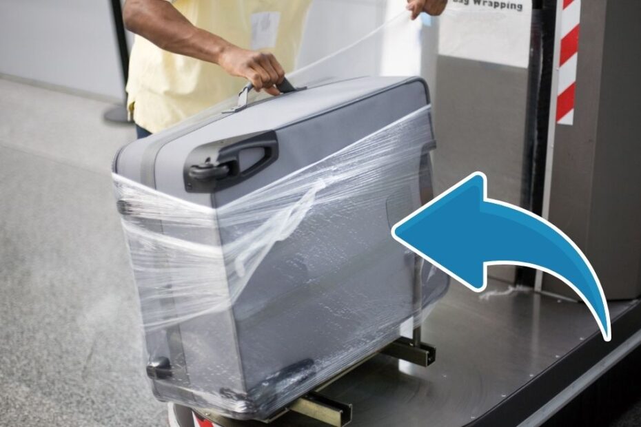 Învelire geamantan în folie de plastic, în aeroport