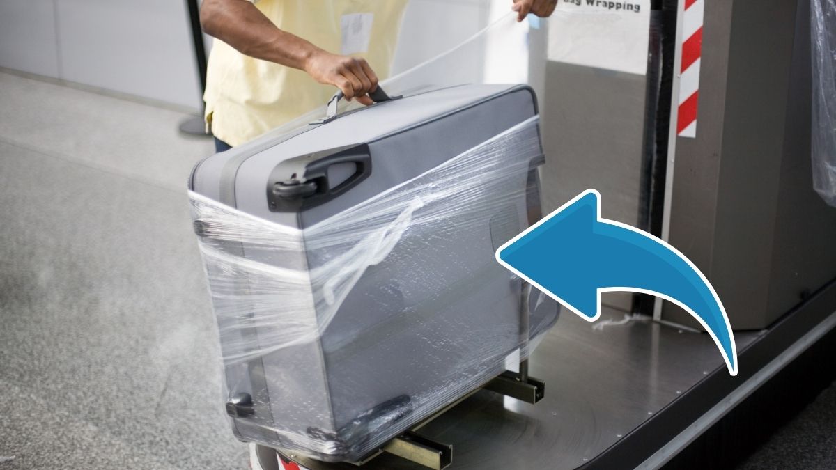 Învelire geamantan în folie de plastic, în aeroport
