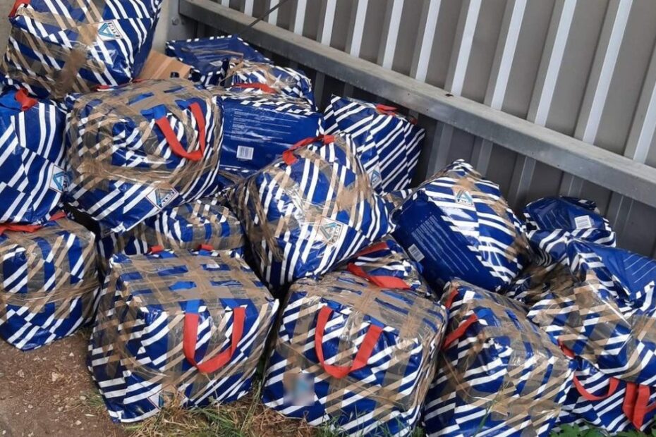 Bunuri confiscate din microbuz cu români