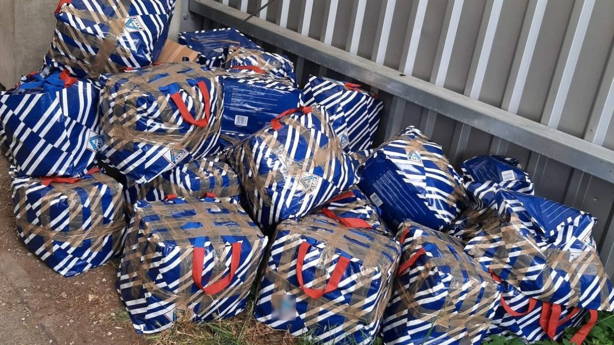 Bunuri confiscate din microbuz cu români