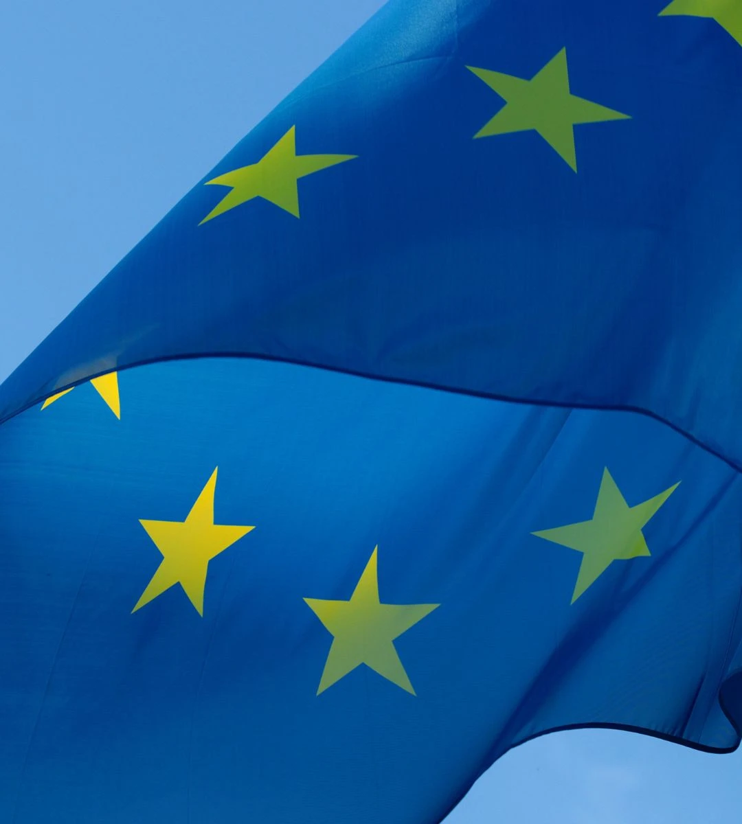 Wotum nieufności wobec Ursulei von der Leyen: Parlamentul European va decide azi viitorul ei. În imagine: Drapelul UE