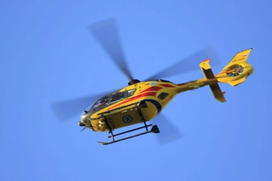 În imagine este un elicopter galben de salvare.