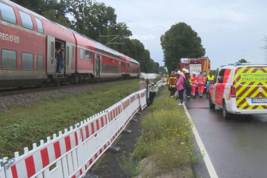 un tren se ciocnește cu o mașină