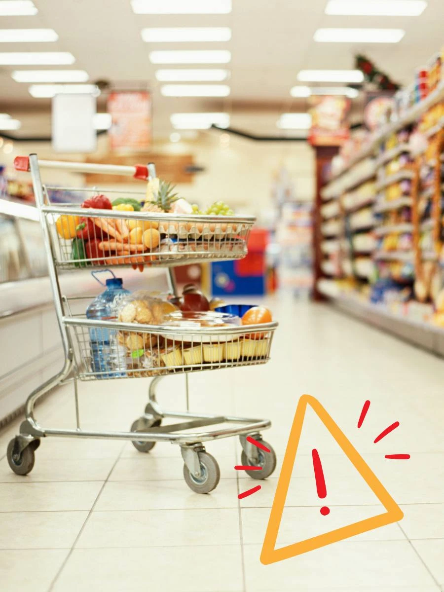 Na zdjęciu wózek sklepowy pełen różnych produktów spożywczych