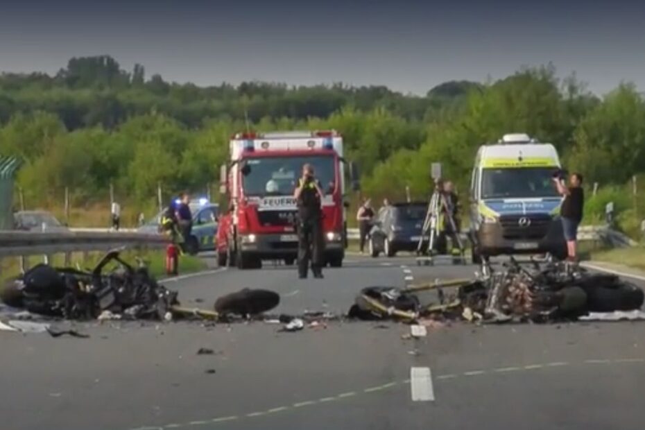 doi motocicliști accident frontal