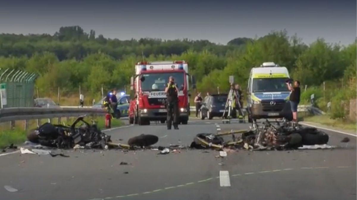 doi motocicliști accident frontal