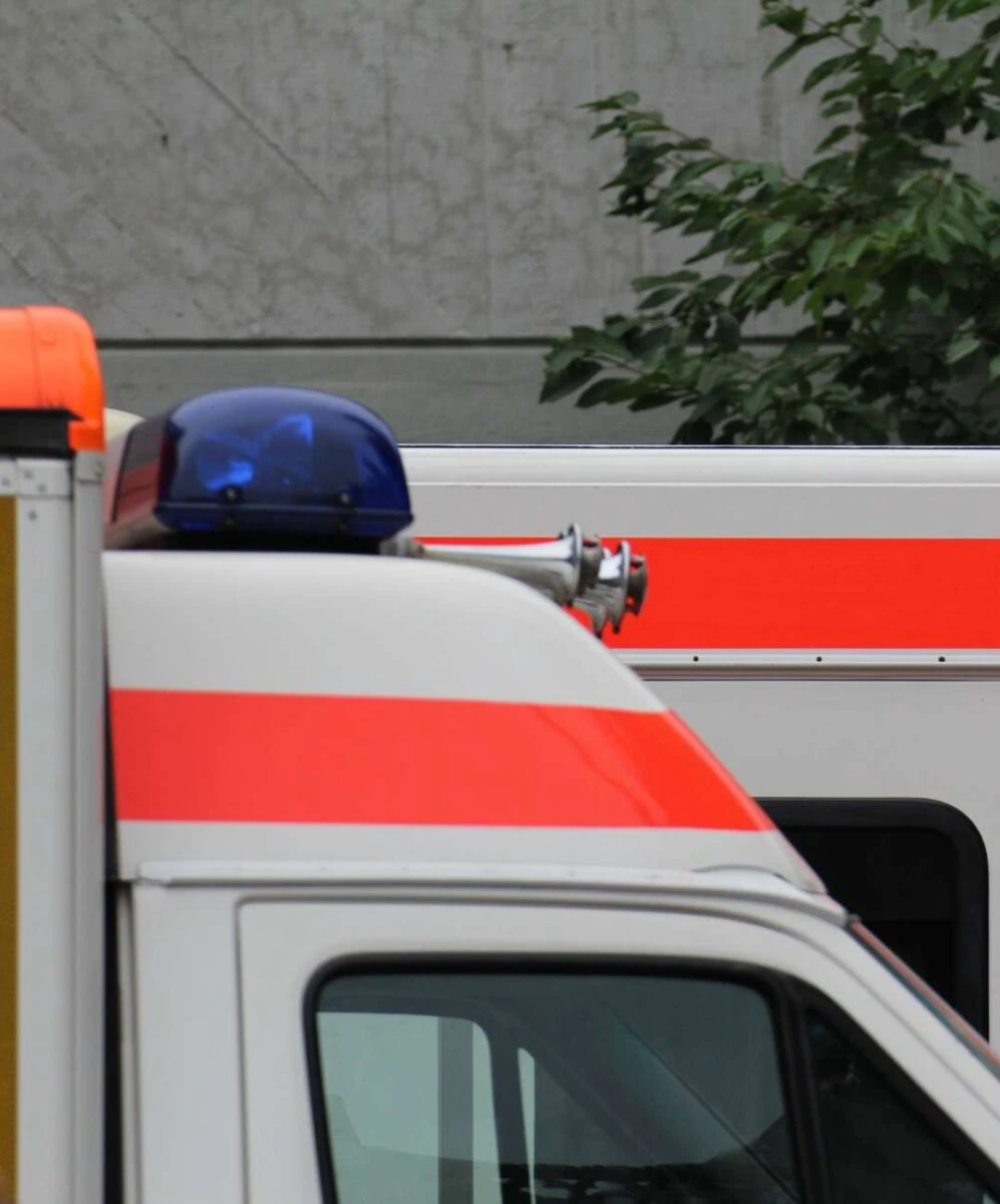 Wypadek Flixbusa na A19 w Niemczech foto: światła na dachu karetki pogotowia ratunkowego