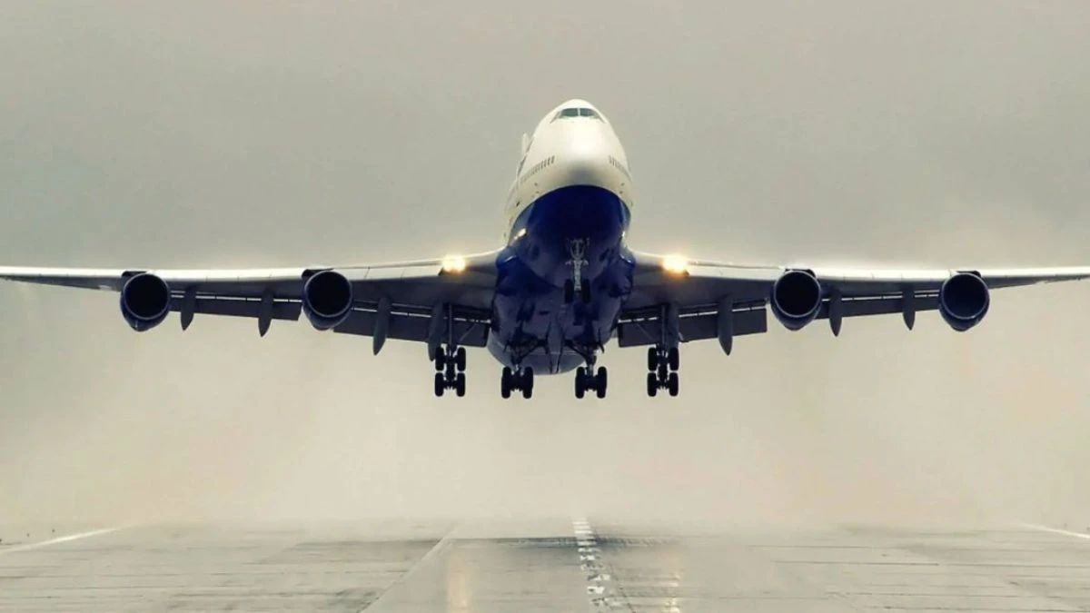 Un avion s-a prăbușit în mare după aterizare