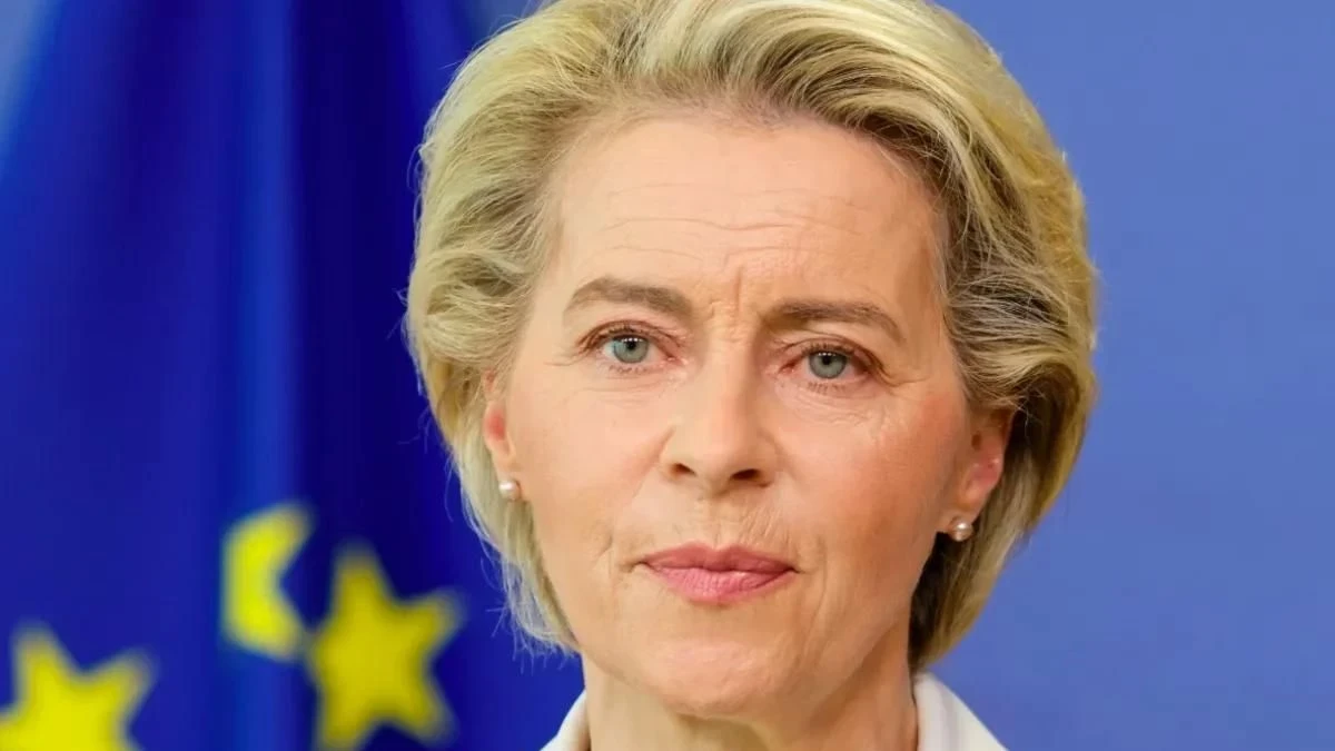 Wotum nieufności wobec Ursulei von der Leyen: Parlamentul European va decide azi viitorul ei. În imagine: Ursula von der Leyen pe fundalul drapelului UE