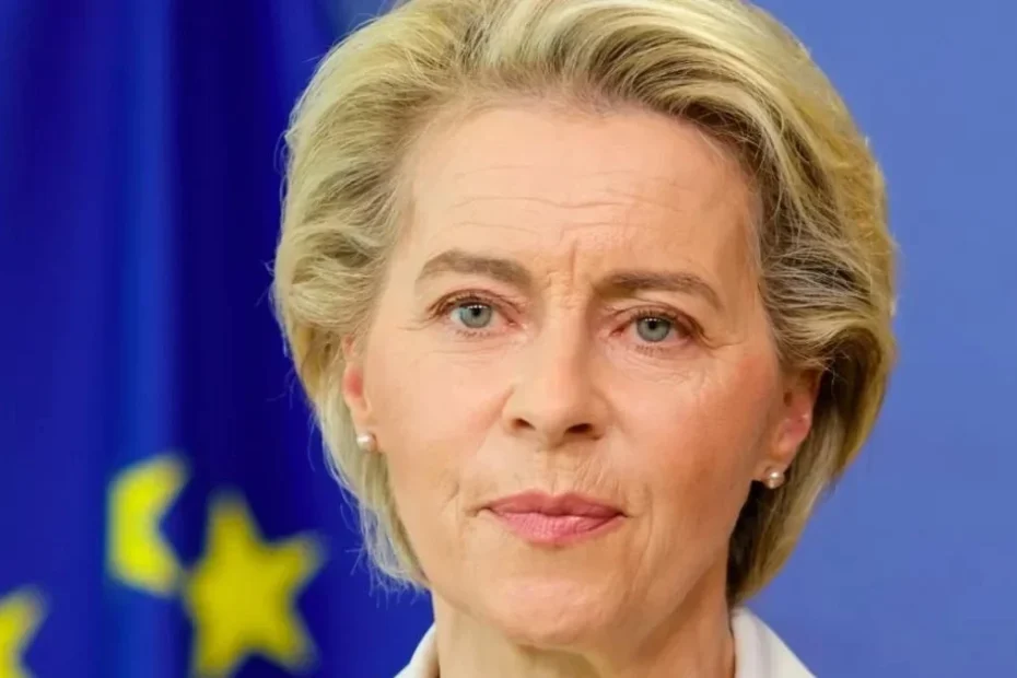 Moțiune de cenzură împotriva Ursulei von der Leyen: Parlamentul European va decide astăzi asupra viitorului său În imagine, Ursula von der Leyen pe fundalul steagului UE