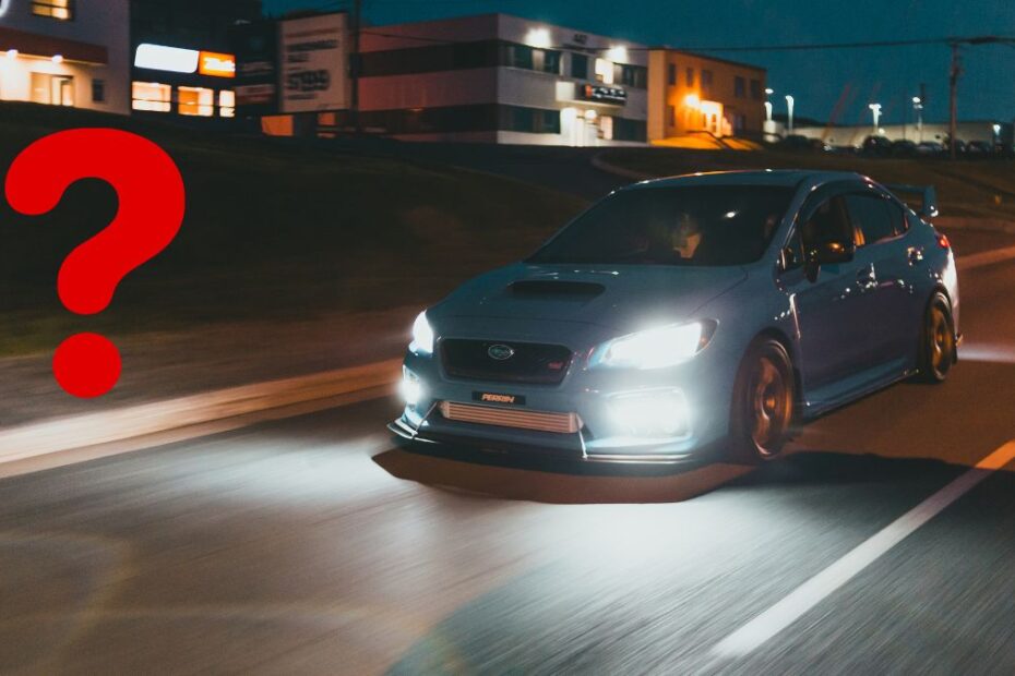 Cine stinge primul faza lungă în curbă