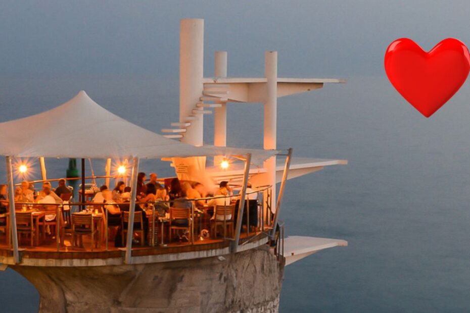 Restaurantul suspendat pe mare care fascinează turiștii