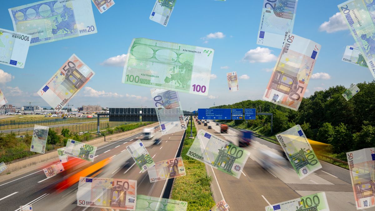 Ploaie cu „bancnote euro” pe autostrada A1
