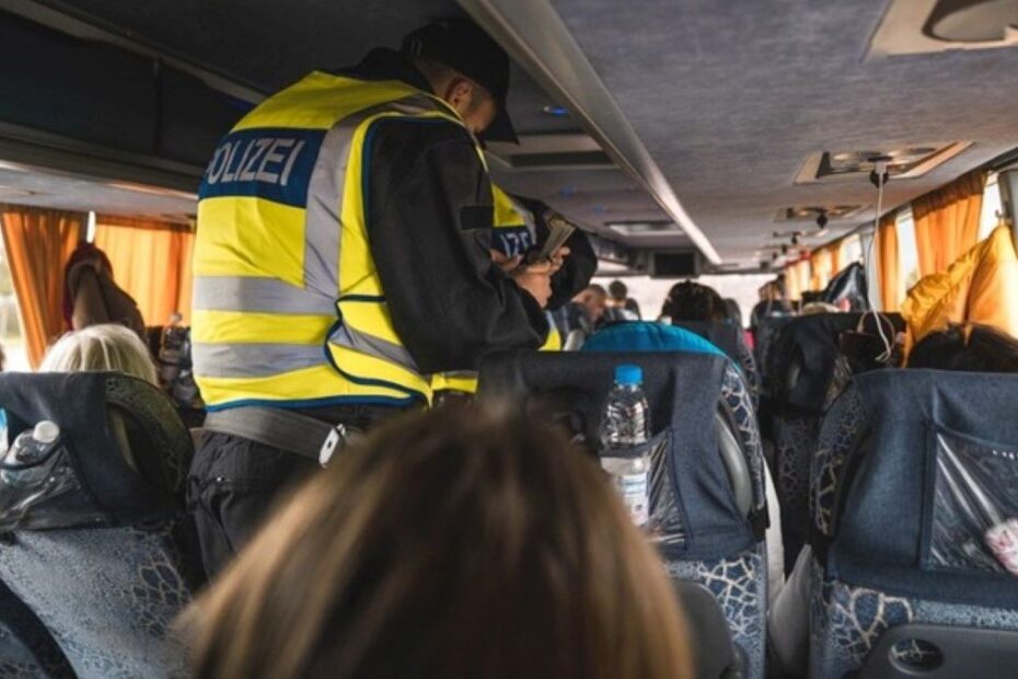 Controale ale poliției într-un autocar