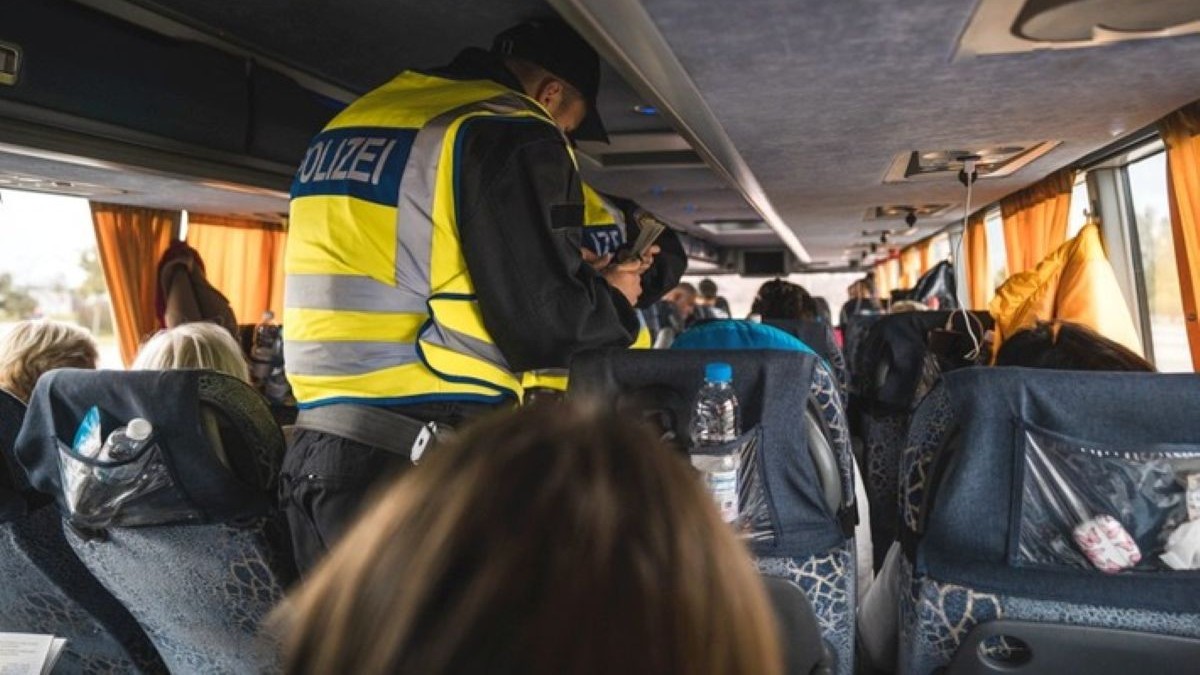 Controale ale poliției într-un autocar