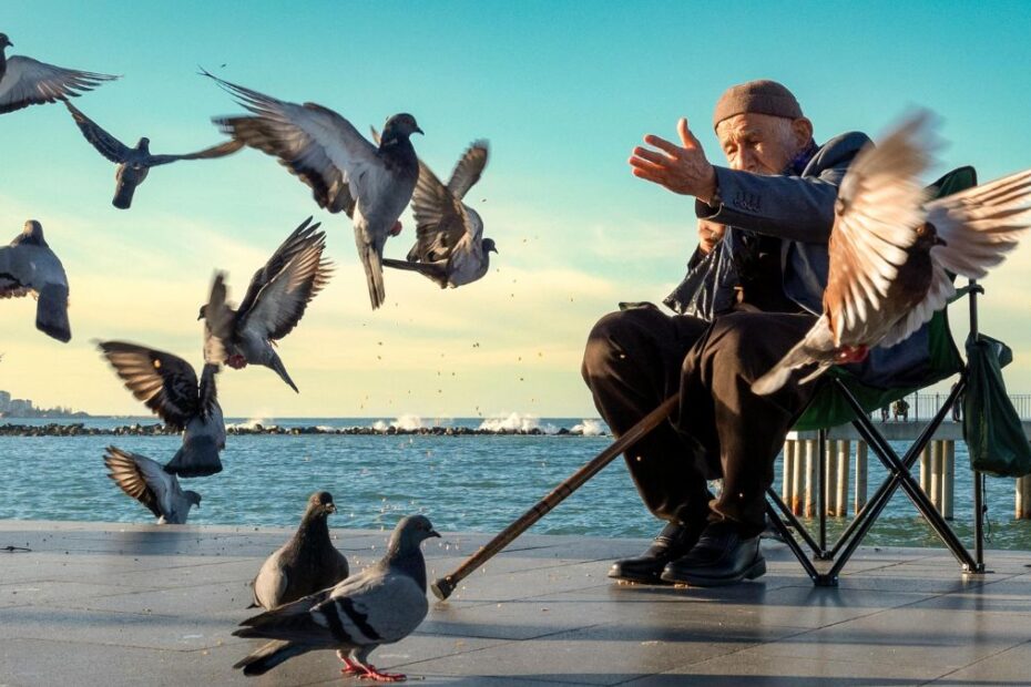 Un pensionar s-a mutat în țara unde chiria e 100 de euro pe lună și masa 2 euro pe zi