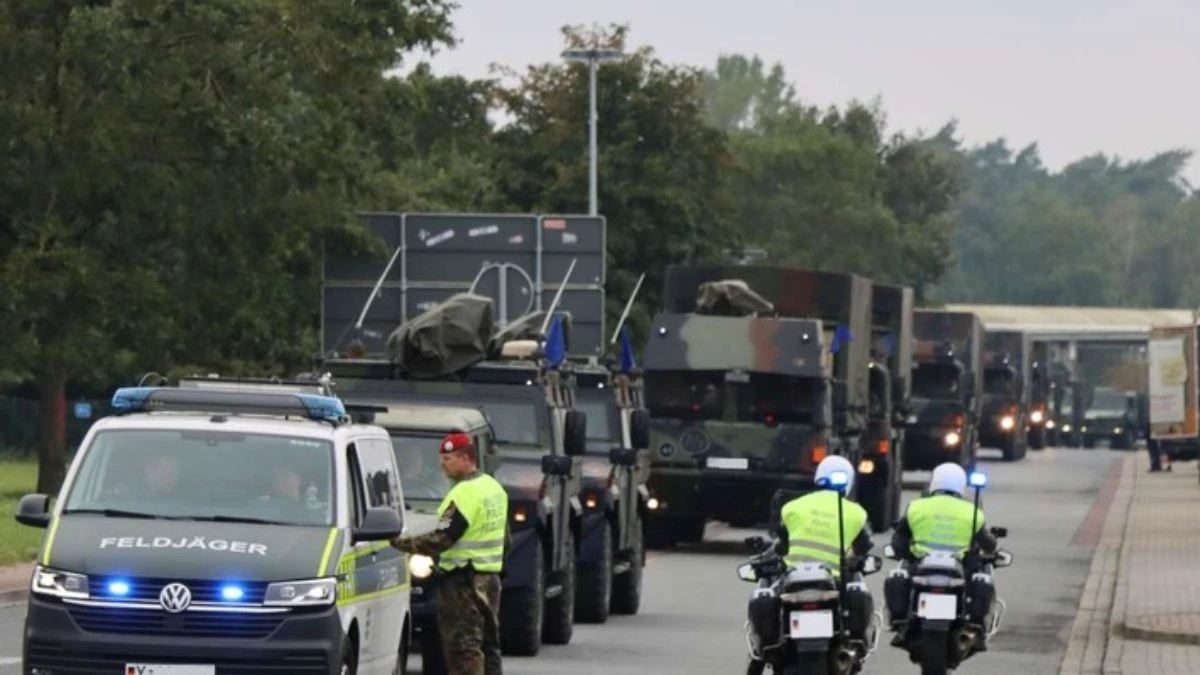 Kolumny pojazdów wojskowych na drogach w Niemczech. Wydano pilne komunikaty dla kierowców. Na zdjęciu konwój pojazdów wojskowych eskortowany przez niemiecką policję. Obraz archiwalny. Kolumna pojazdów wojskowych Bundeswehry. Fot. Bundeswehr