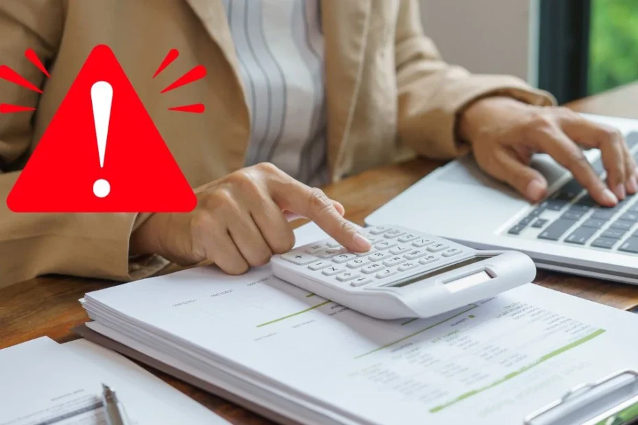 controlul conturilor bancare comune Foto: Persoană efectuând calcule la calculator