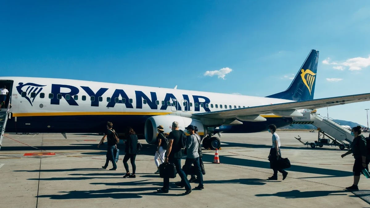 Ryanair odmawia wpuszczania psów do kabiny Foto: Pasażerowie Ryanair wsiadający do samolotu