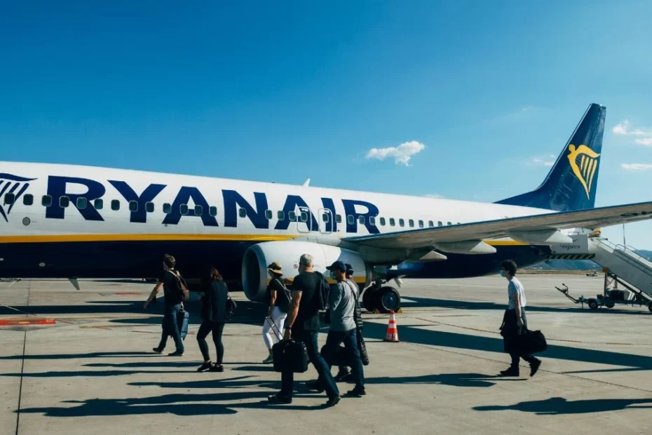 Ryanair renunță la cardurile de îmbarcare din hârtie Foto: Pasagerii Ryanair urcând în avion