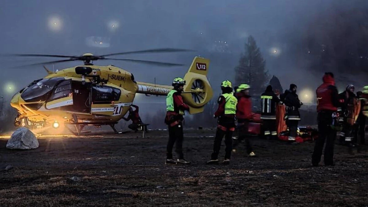 Salvatori acționând pe zăpadă după o avalanșă în Alpi