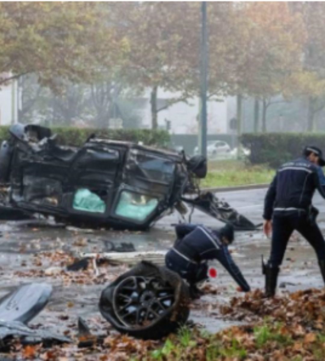 Un SUV de lux rupt în două 