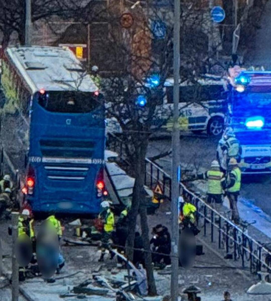 Un autobuz a intrat în plin în oamenii care așteptau în stație: mai mulți morți, șoferul arestat