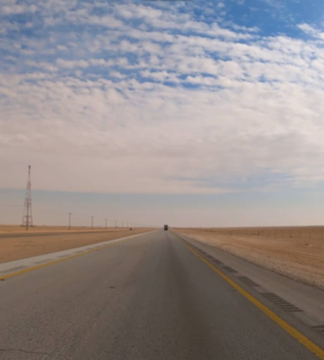 Cel mai lung drum drept din lume este o adevărată provocare mentală: 240 km fără curbe, în mijlocul deșertului