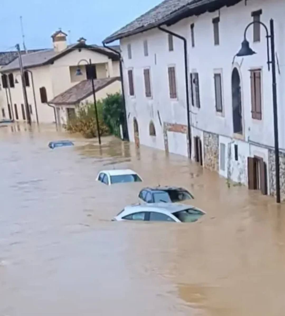 Țară europeană sub ape: a fost declarată starea de urgență după ploi torențiale devastatoare