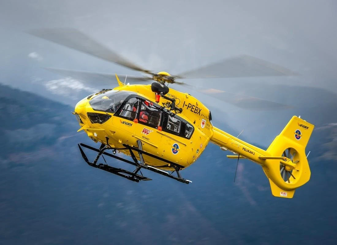 Elicopter de salvare survolând zona avalanșei