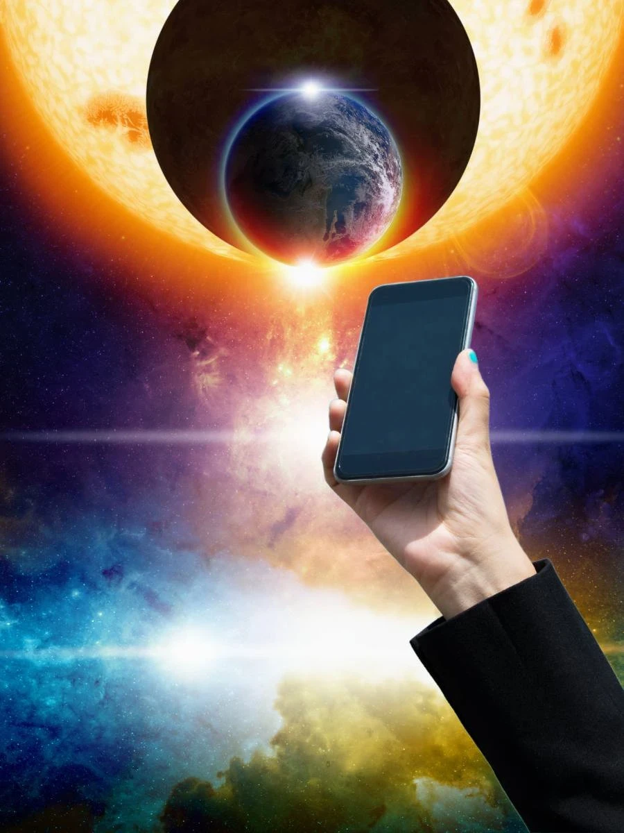 Telefon mobil și planete, reprezentând smartphone-uri compatibile cu Starlink