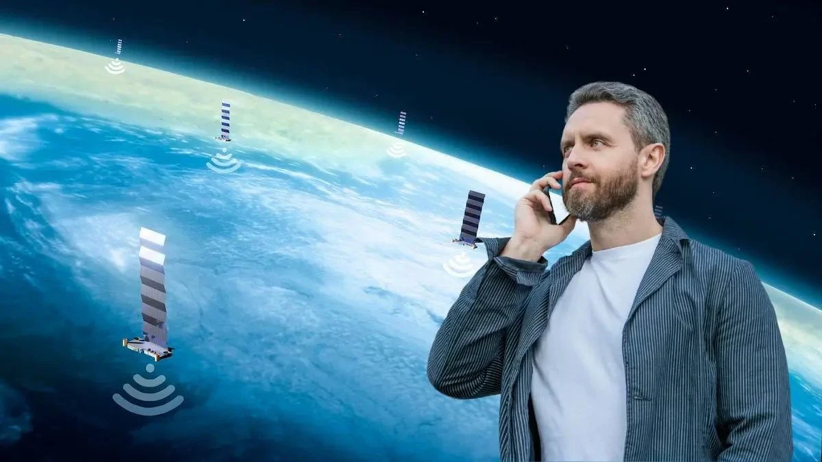 Bărbat vorbind la telefon cu un glob pământesc în fundal, simbolizând smartphone-uri compatibile cu Starlink