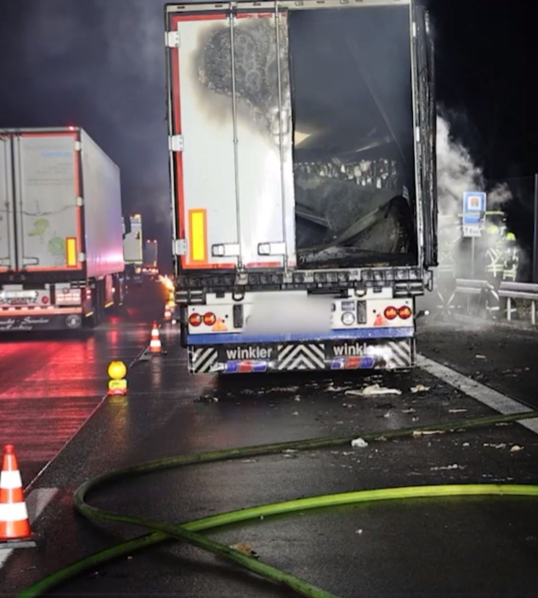 Camion cu lapte cuprins de flăcări pe A49 în Germania