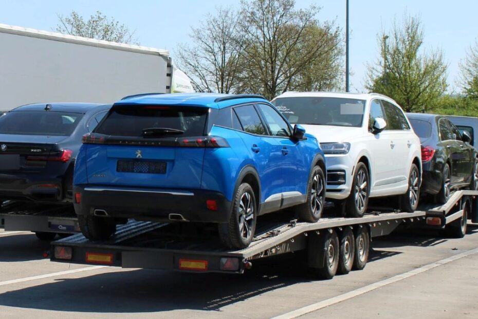 Mașini transportate pe platformă