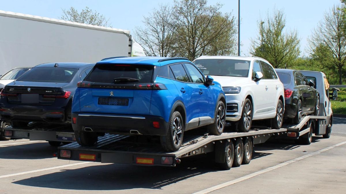 Mașini transportate pe platformă