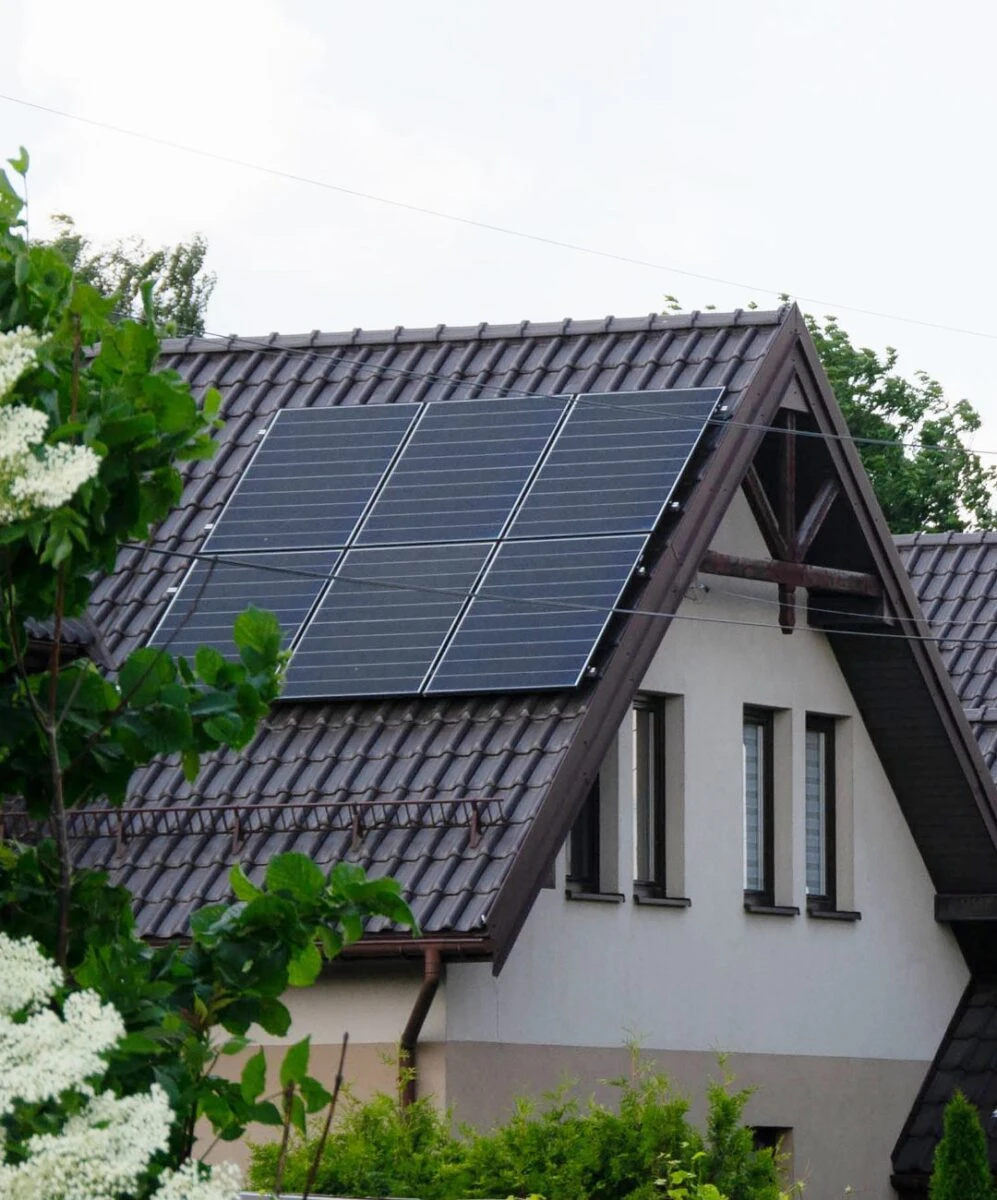 Acoperiș de casă pregătit pentru instalarea panourilor solare în Germania