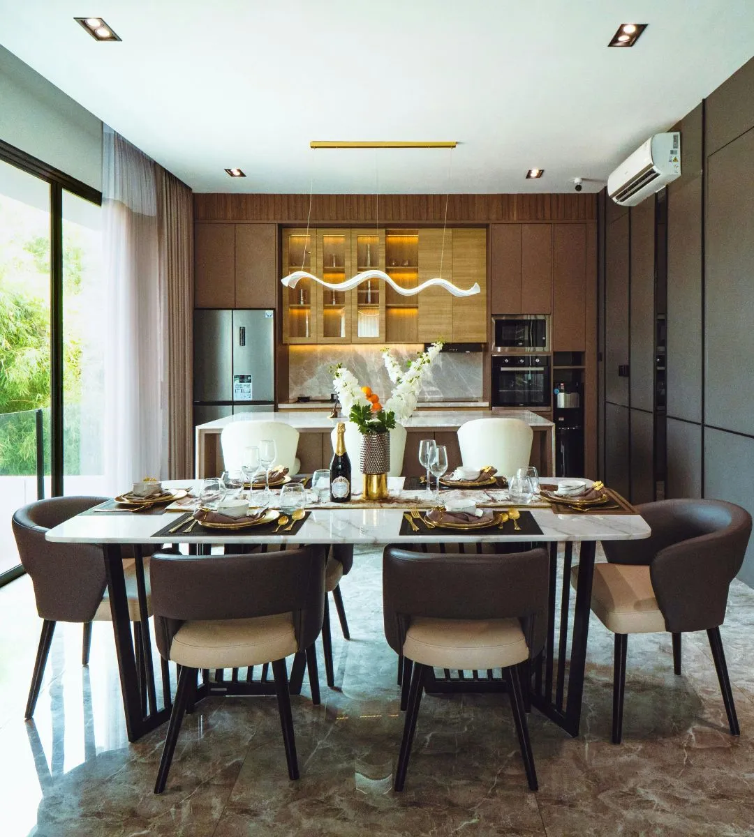 ce observă psihologii la oamenii care își aranjează scaunul după ce se ridică de la masă