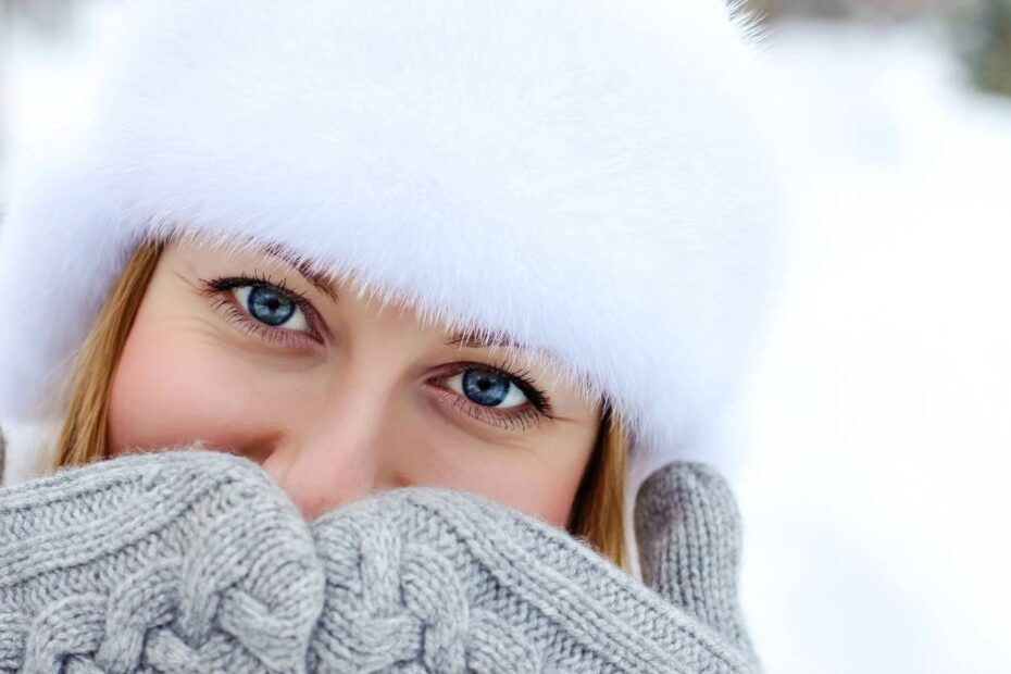 Prognoza meteo pentru sărbători. Foto: fata imbracată gros