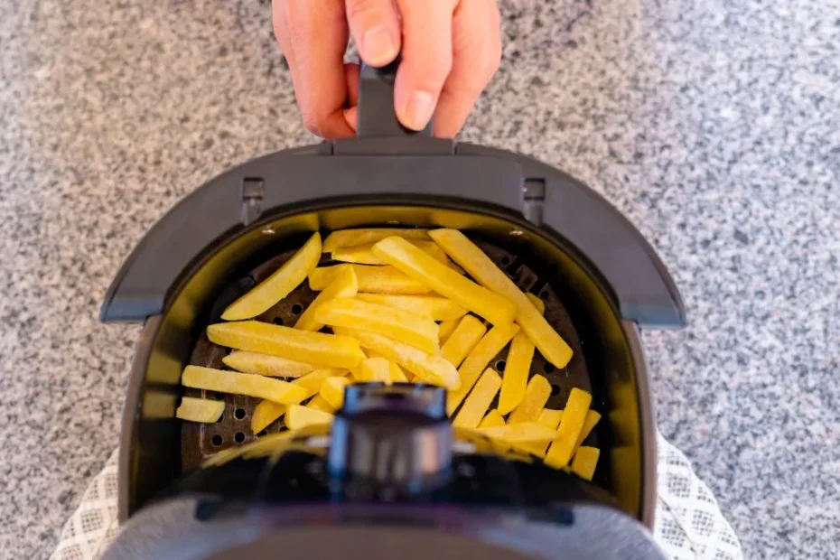 Experții au testat friteuzele cu aer. Friteuzele cu aer, sau friteuzele cu aer, și-au câștigat deja un loc permanent în bucătăriile noastre. Acestea promit cartofi prăjiți crocanți, pâine și chiar carne cu un conținut minim de grăsime, toate mai rapide și mai eficiente energetic decât un cuptor tradițional. Dar ce dispozitive ies cu adevărat în evidență pe piață? Experții CHIP au testat 24 de modele cu prețuri cuprinse între 60 și 300 de euro, examinându-le performanța, ușurința în utilizare și caracteristicile suplimentare. Rezultatele au arătat că mai scump nu înseamnă întotdeauna mai bun - și dispozitivele accesibile au fost selectate.