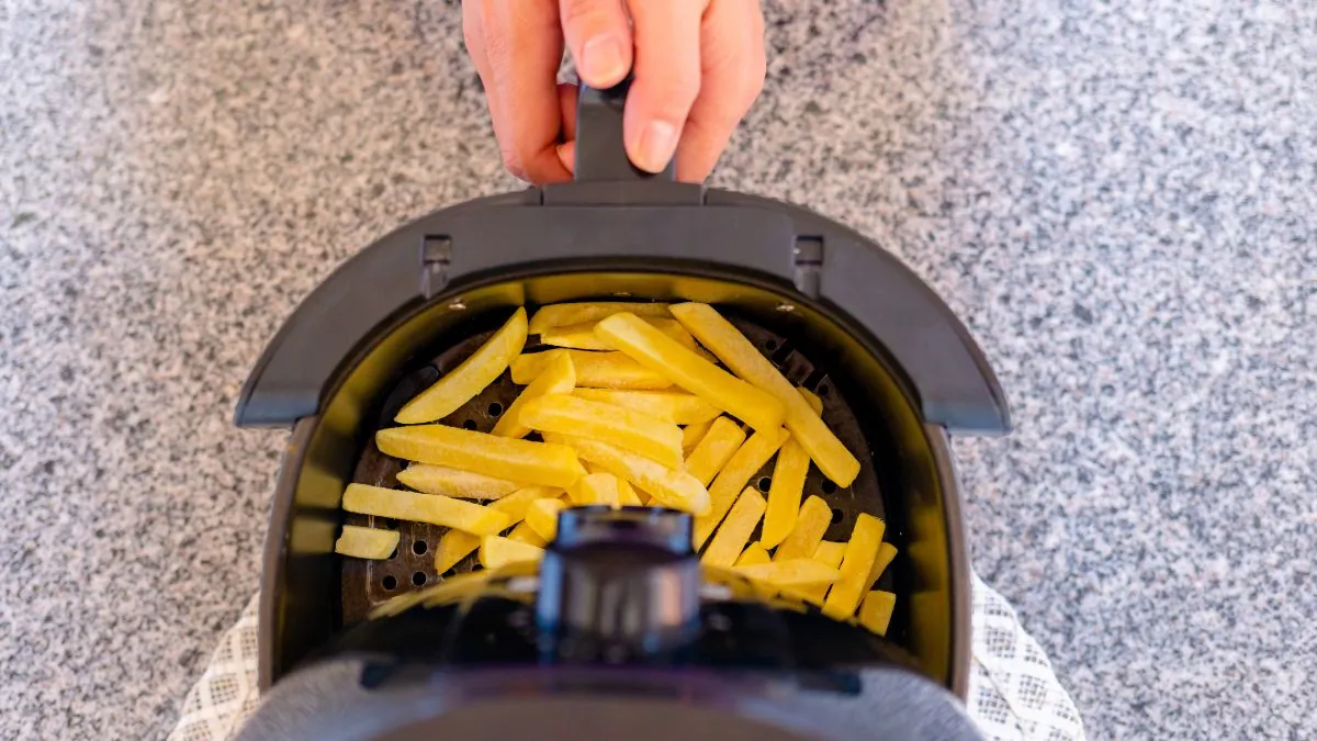 Experții au testat friteuzele cu aer. Friteuzele cu aer, sau friteuzele cu aer, și-au câștigat deja un loc permanent în bucătăriile noastre. Acestea promit cartofi prăjiți crocanți, pâine și chiar carne cu un conținut minim de grăsime, toate mai rapide și mai eficiente energetic decât un cuptor tradițional. Dar ce dispozitive ies cu adevărat în evidență pe piață? Experții CHIP au testat 24 de modele cu prețuri cuprinse între 60 și 300 de euro, examinându-le performanța, ușurința în utilizare și caracteristicile suplimentare. Rezultatele au arătat că mai scump nu înseamnă întotdeauna mai bun - și dispozitivele accesibile au fost selectate.