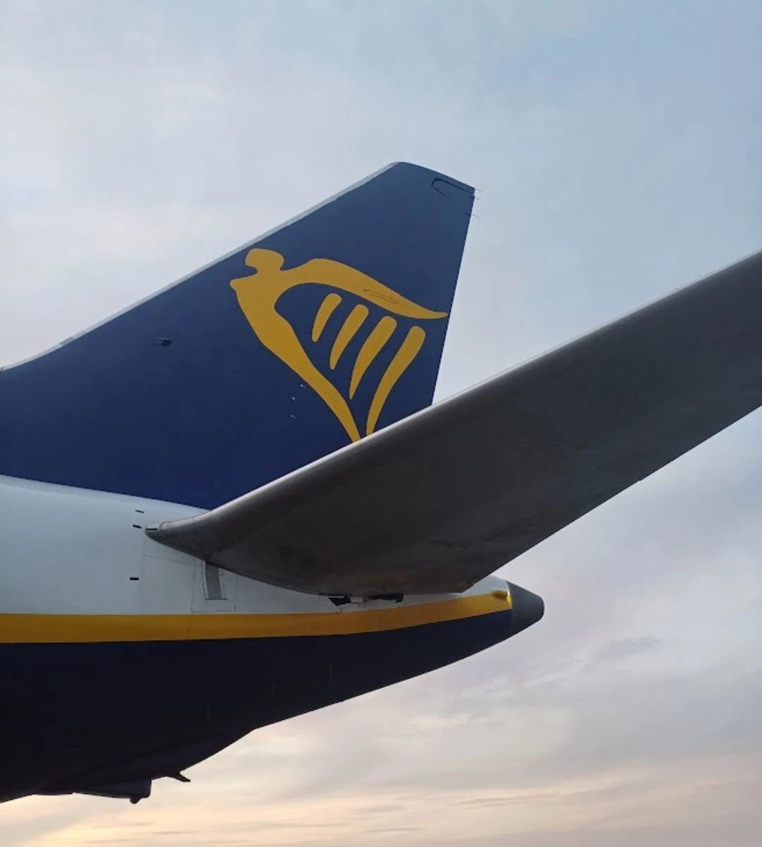 Aeronavă Ryanair staționată pe platforma unui aeroport