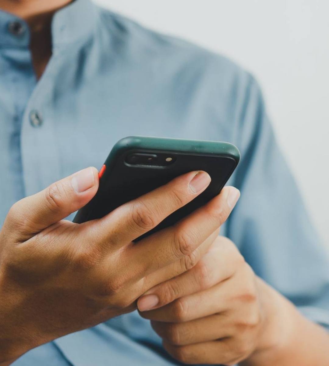 Telefonul tău te „urmărește” permanent